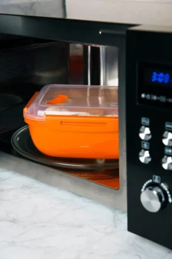 Contenitore vaporiera con coperchio, con valvola